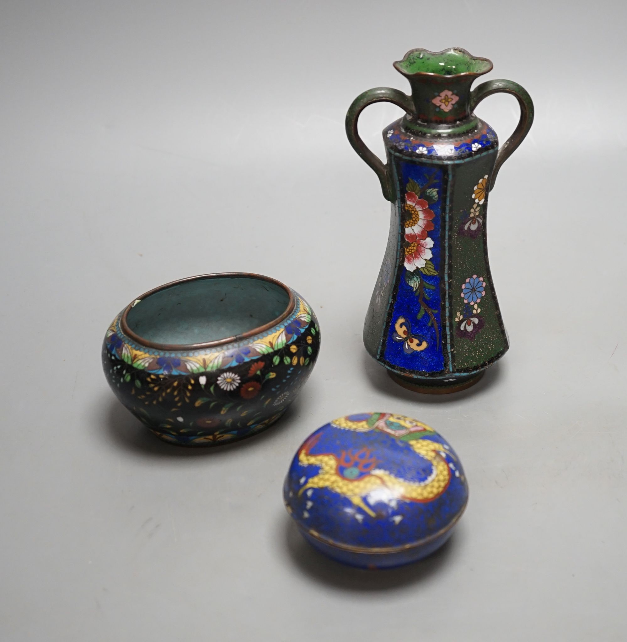 A Chinese cloisonné enamel dragon box and cover and two Japanese cloisonné enamel vessels, tallest 18cm